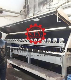 hank yarn dyeing machine is working