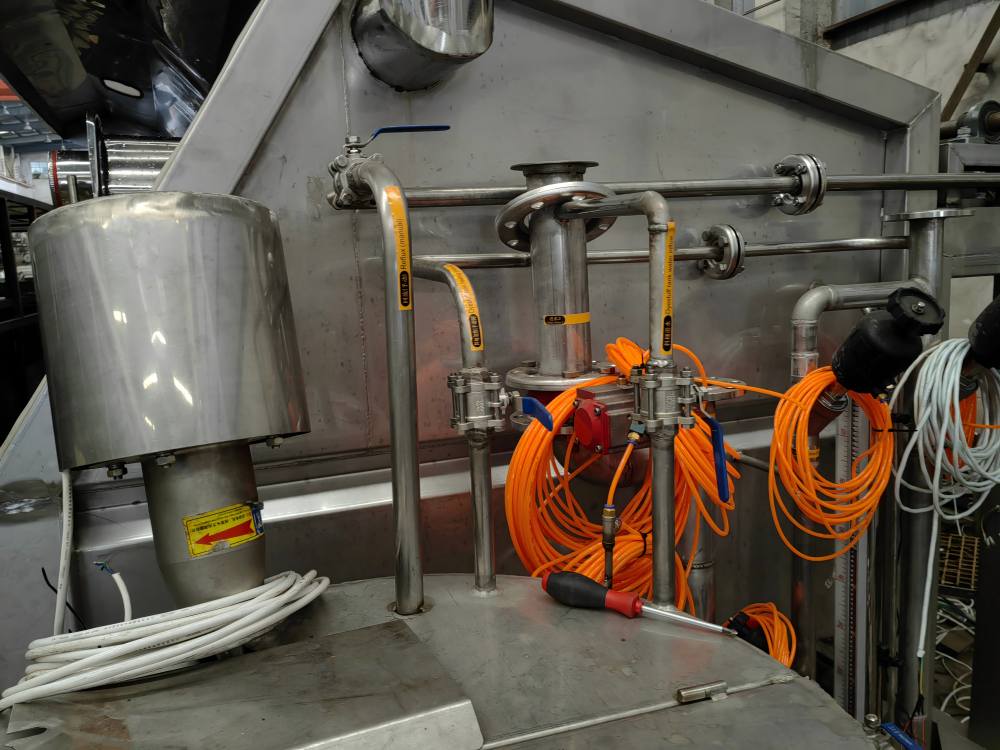 Pipe and cable labeling for yarn dyeing machine export installation