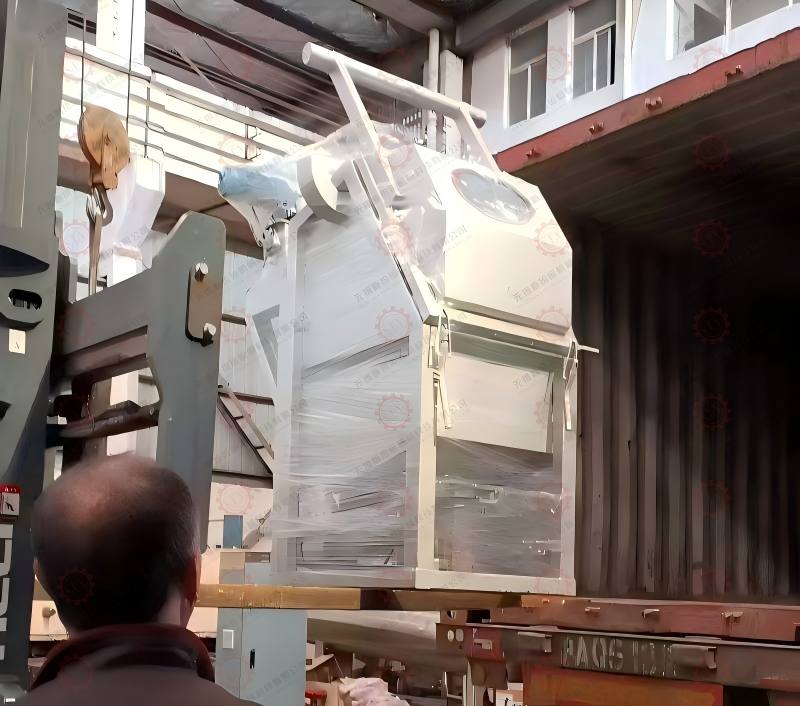SH series spray type normal temperature hank dyeing machine being loaded for Pakistan delivery