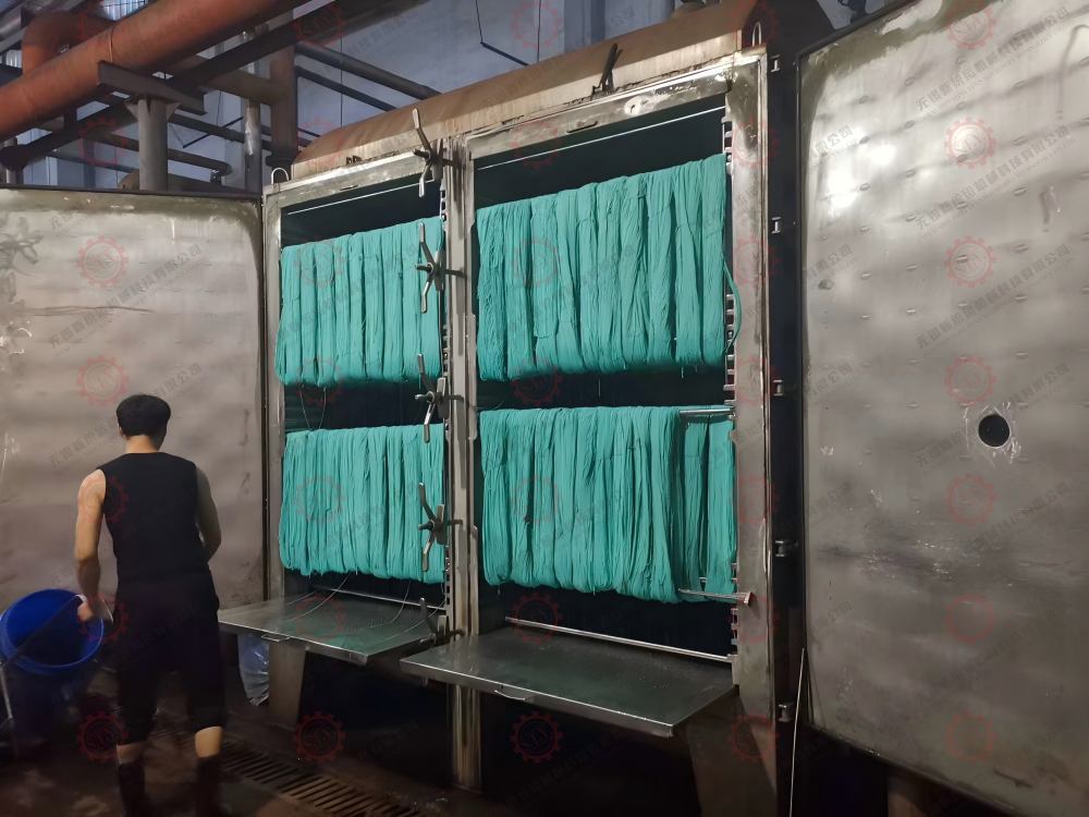 Hank yarn loading operation on cabinet type hank dyeing machine
