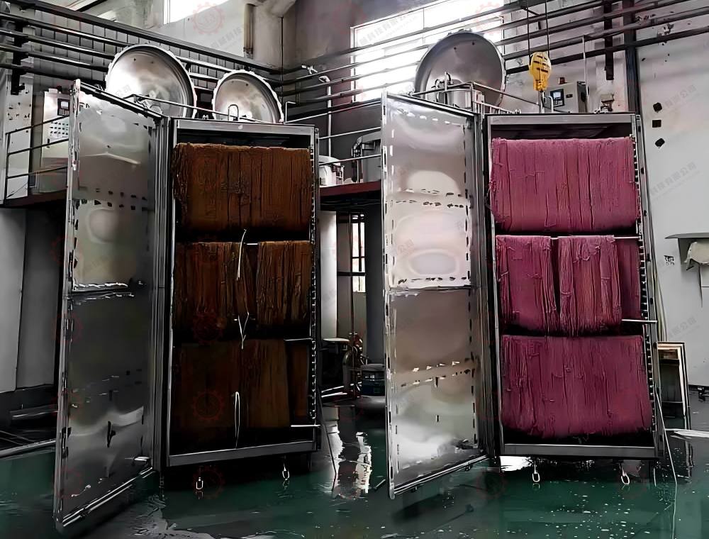 hank yarn loaded on customized carrier for immersion type dyeing