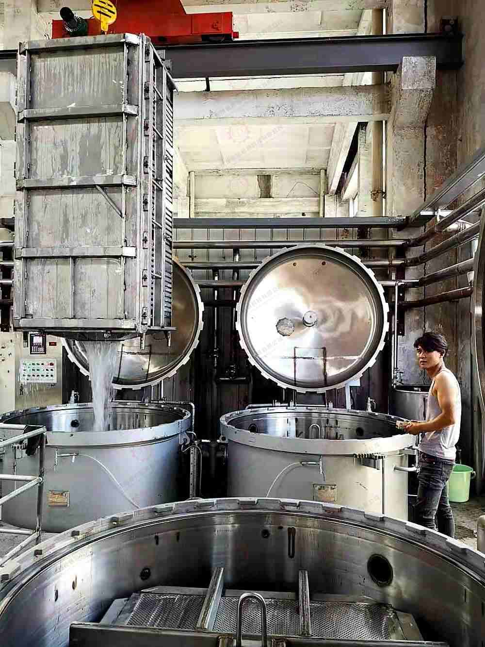 5kg immersion type high pressure hank yarn dyeing machine in dyeing workshop