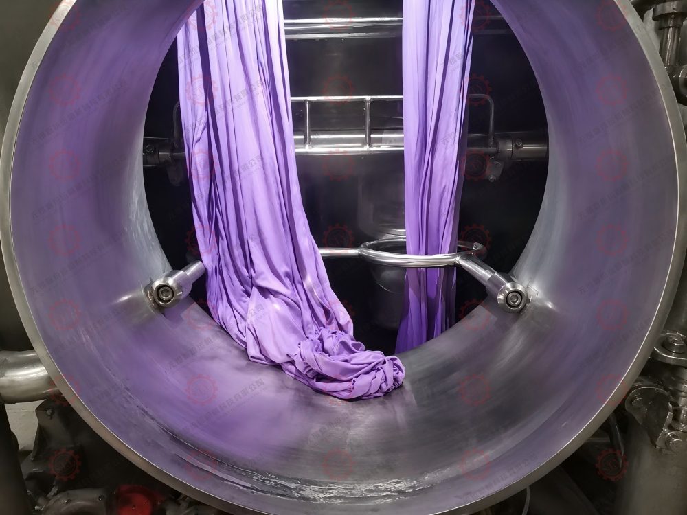 Fabric circulation inside overflow jet dyeing machine during wet rope dyeing process Fabric circulation inside overflow jet dyeing machine