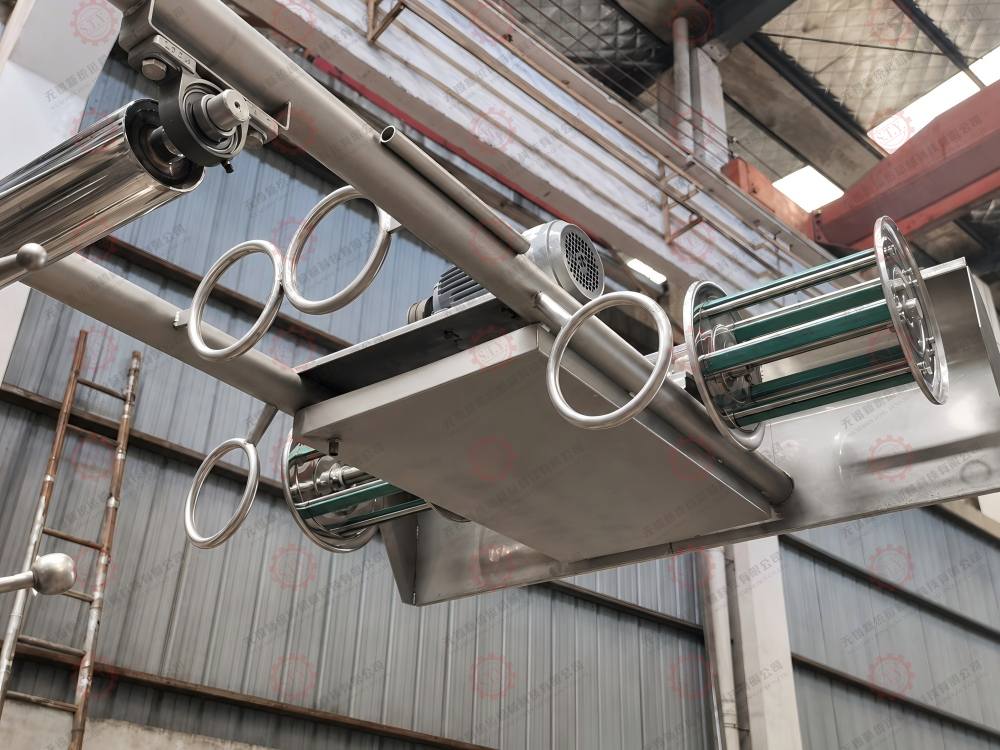 Lifting wheel and fabric guide system on overflow jet fabric dyeing machine Lifting wheel and fabric guide overflow jet fabric dyeing machine