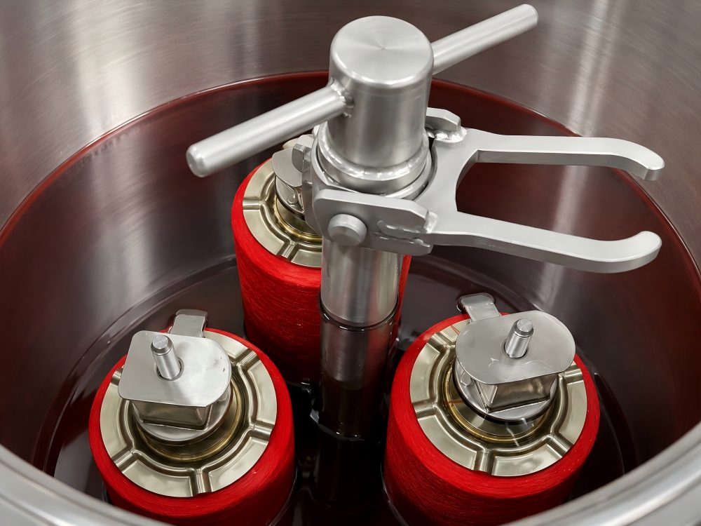 Package yarn dyeing inside machine with dye liquor circulation