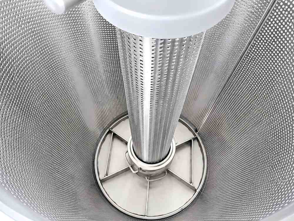 perforated loading cage with center tube for loose fiber dyeing circulation