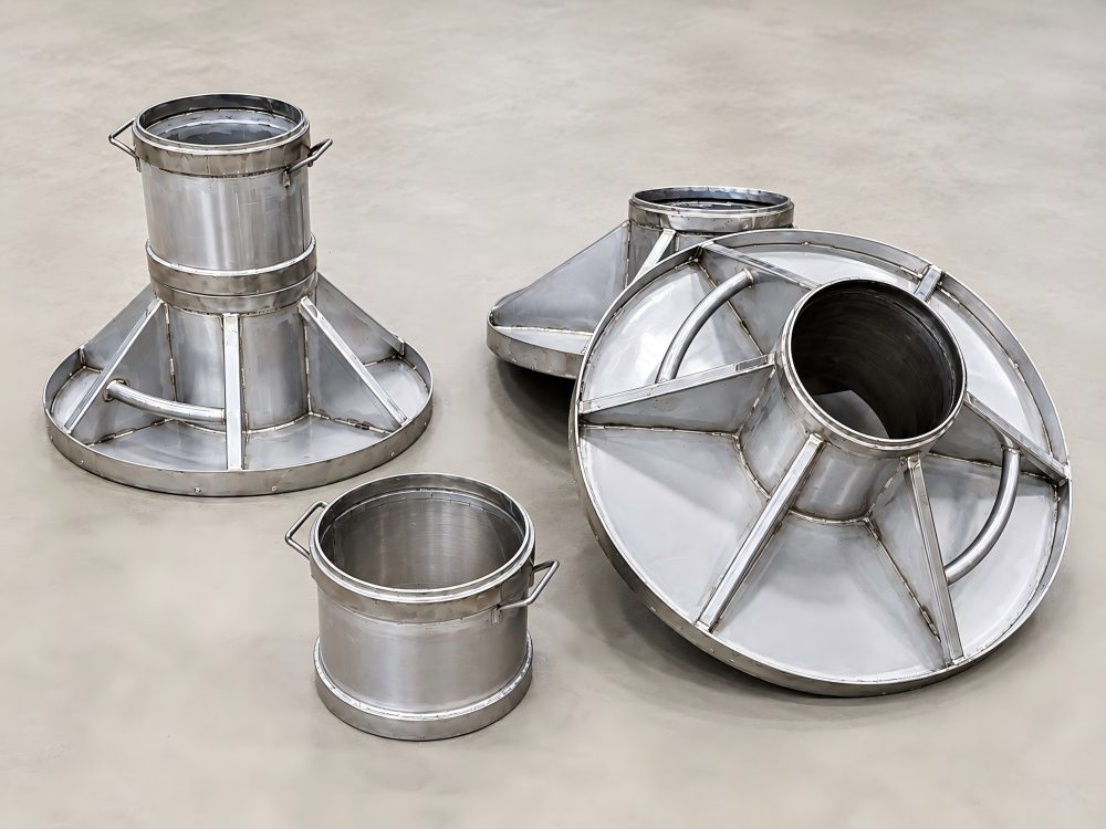 spacer components for adjustable loading range in loose fiber dyeing machine