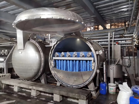 Pneumatic air cylinder vertical cover opening on large capacity GSH hank dyeing machine